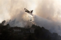 Φωτιές εκτός ελέγχου σε νότια Γαλλία και Κορσική - Ζητά Canadair από την ΕΕ
