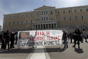 Επεισόδια έξω από το Πολυτεχνείο το βράδυ της Μ. Τρίτης - Συνθήματα με σπρέι στον τοίχο του προαυλίου της Βουλής