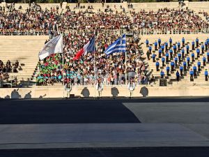 H τελετή παράδοσης της Ολυμπιακής φλόγας από την Ελλάδα στη Γαλλία στο επίκεντρο των γαλλικών ΜΜΕ