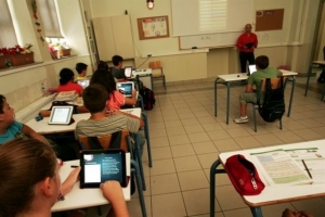 Η κυβέρνηση μιλά για τρία πρότυπα πανελλαδικά