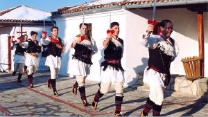 Ρουσουλίες: Από στρατιωτική παράδοση σε έθιμο ερανικής προσφοράς