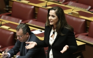 Βουλή: Επεισόδιο μεταξύ Ντόρας Μπακογιάννη - Ζωής Κωνσταντοπούλου