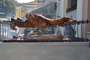 Θεσσαλονίκη: 42χρονος άρπαξε φωτιά την ώρα που έψηνε το αρνί