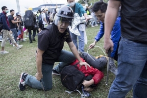 Χονγκ Κονγκ: Νύχτα συγκρούσεων μεταξύ αστυνομίας και διαδηλωτών
