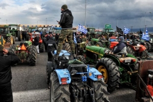 Οι αγρότες επιμένουν στη σκληρή γραμμή τους και ζητούν απόσυρση του ν/σ για να δούν τον Τσίπρα - Στα μπλόκα χιλιάδες τρακτέρ