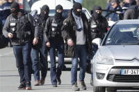 Γαλλία - Τρεμπ: Πέθανε ο χωροφύλακας που είχε πάρει θέση ομήρου στην τρομοκρατική επίθεση
