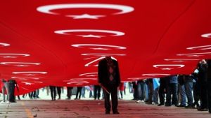 Bloomberg: Η Τουρκία φαίνεται να έχει απομονωθεί, καθώς η Ελλάδα αποκτά όλο και περισσότερους συμμάχους