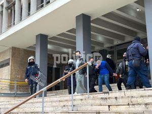 Δολοφονία Άλκη: Πίσω στα κρατητήρια οι 8 συλληφθέντες – Σε εξέλιξη η απολογία του 23χρονου (pics&amp;vid)