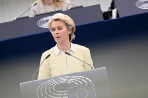 Το 6ο πακέτο κυρώσεων κατά της Μόσχας, με σταδιακό εμπάργκο πετρελαίου, παρουσίασε η Φον ντερ Λάιεν