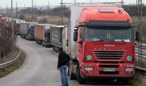 Ουρές φορτηγών σε Ορμένιο και Κήπους