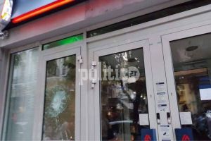 Θεσσαλονίκη: Έσπασαν τζαμαρία από υποκατάστημα τράπεζας (pics)