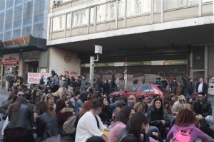 Σιδηροδρομικοί υπάλληλοι έξω από το υπουργείο Εργασίας