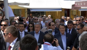 Συγκινητική βόλτα Αναστασιάδη - Ακιντζί στα στενά της διχοτομημένης Λευκωσίας