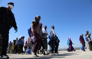 Θετική η κυβέρνηση στην πρόβλεψη επιμερισμού ευθύνης για τη μετανάστευση