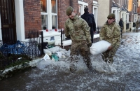 Πλημμύρες σάρωσαν τη Βρετανία, δεκάδες χιλιάδες σπίτια χωρίς ρεύμα