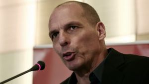 Σάλος για την επιστροφή Βαρουφάκη στην Αίγινα – Τι απαντά