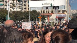 Θεσσαλονίκη: Σταυροί και εθνικιστικά συνθήματα σε συγκέντρωση κατά της υποχρεωτικότητας – Ελάχιστες οι μάσκες (pics&amp;vid)