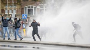 Ολλανδία: Διαδηλώσεις και συγκρούσεις για την απαγόρευση κυκλοφορίας