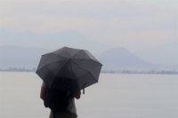 Σε κλοιό κακοκαιρίας η χώρα - Προβλήματα στη Β.Ελλάδα - Κανονικά τα πλοία