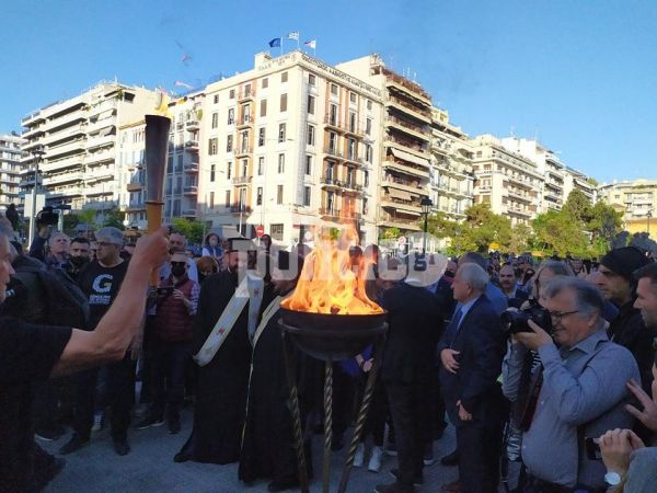 Θεσσαλονίκη: Η “φλόγα της μνήμης” στην πλ. Αγίας Σοφίας για τη Γενοκτονία των Ποντίων (pics &amp; vids)