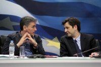 Η μεγάλη σύγκρουση του Σεπτεμβρίου για αξιολόγηση, επιδόματα, απεργίες