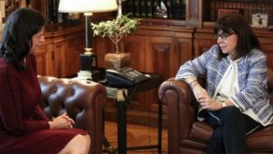 Συνάντηση Σακελλαροπούλου με Κεραμέως: Ο φυσικός χώρος της εκπαίδευσης είναι το σχολείο