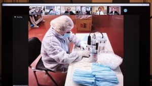 Κατασκευάζουν μάσκες με πρώτες ύλες από Ελλάδα - Τηλεδιάσκεψη με Μητσοτάκη (pics)