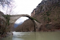 Κατέρρευσε γέφυρα στην Κόνιτσα από τις βροχοπτώσεις