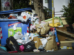 Πατούλης vs Ρένας Δούρου για τα σκουπίδια
