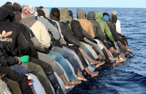 HRW: Η Ευρώπη δεν πρέπει να στέλνει με τη βία μετανάστες στη Λιβύη