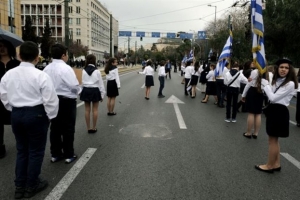 Σε εξέλιξη η μαθητική παρέλαση στο κέντρο της Αθήνας
