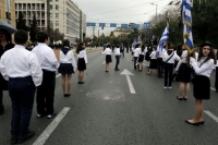 Σε εξέλιξη η μαθητική παρέλαση στο κέντρο της Αθήνας
