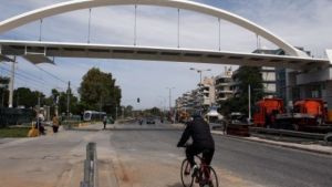 Άλιμος: Ολοκληρώθηκε η τοποθέτηση της πεζογέφυρας στην Ποσειδώνος (pics+vid)