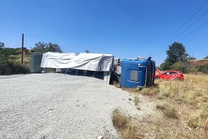 Ανατροπή νταλίκας έξω από το Πολύκαστρο – Στο προσκήνιο ξανά η έλλειψη περιφερειακού δρόμου