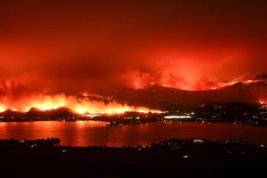 Πυρκαγίες Καναδάς: Εκκενώνεται η πόλη Οσόγιους στα σύνορα με τις ΗΠΑ