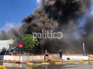 Φωτιά σε κατάστημα στη Θεσσαλονίκη: «Σημαντικές αλλά μόνο υλικές οι ζημιές», αναφέρει ο ιδιοκτήτης (vid &amp; pics)