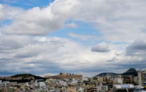 Καιρός: Τοπικές βροχές με υψηλές θερμοκρασίες την Τετάρτη