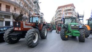 Συγκέντρωση διαμαρτυρίας αγροτών με τα τρακτέρ τους στο διοικητήριο της Αντιπεριφέρειας Σερρών