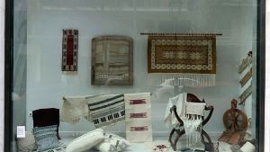 Η τέχνη της υφαντικής και της ξυλοτεχνίας αναδεικνύει τον σύγχρονο χαρακτήρα της στις Βιτρίνες Τέχνης του ΟΤΕ