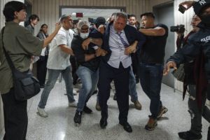 Νέα Υόρκη: Σύλληψη του υποψήφιου δημάρχου Μπραντ Λάντερ σε δίκη μεταναστών – Ζήτησε ένταλμα και κατέληξε με χειροπέδες