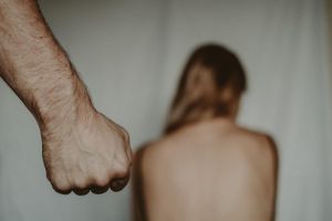 Βουλγαρία: Κοπέλα χρειάστηκε 400 ράμματα για να γίνει καλά – Την κακοποίησε ο πρώην σύντροφός της