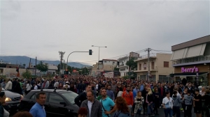 Συνεχίζεται η ένταση στο Μενίδι - Νέα συγκέντρωση των κατοίκων λίγες ώρες μετά την κηδεία του αδικοχαμένου μαθητή