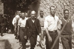 Το ΥΠΠΟ κηρύσσει μνημείο τις φωτογραφίες με τους 200 εκτελεσθέντες κομμουνιστές στην Καισαριανή