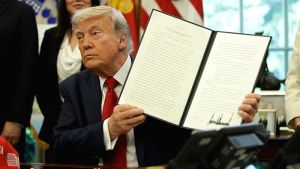 Δραστικοί δασμοί έως 100% σε εισαγόμενα φάρμακα από τον Τραμπ