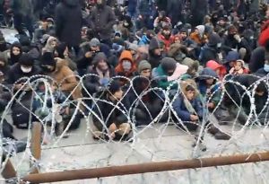 Πολωνία: Πλήθος μεταναστών σε φυλάκιο στα σύνορα με τη Λευκορωσία (vid)