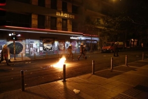 Μολότοφ τη νύχτα στην Πατησίων, έξω από το Πολυτεχνείο