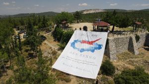 Ένα γιγάντιο πανό στο Σέιχ Σου για την επέτειο της τουρκικής εισβολής στην Κύπρο (vid)