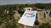Ένα γιγάντιο πανό στο Σέιχ Σου για την επέτειο της τουρκικής εισβολής στην Κύπρο (vid)