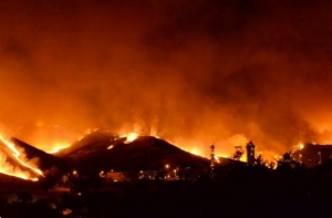 Η πυρκαγιά που μαίνεται στη νότια Καλιφόρνια τριπλασιάστηκε σε μέγεθος