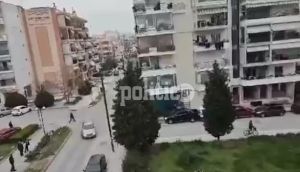 Δ. Κορδελιού – Ευόσμου: Aπίστευτο περιστατικό – Οδηγός εκτός εαυτού βάζει όπισθεν και παρασέρνει σταθμευμένα οχήματα (βίντεο)